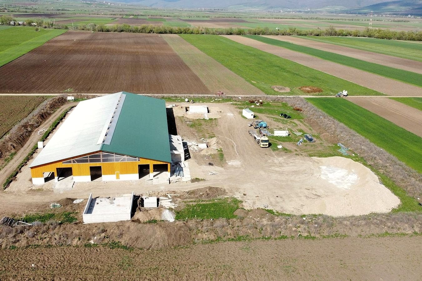 Grajdul finalizat și curtea fermei, văzute de sus