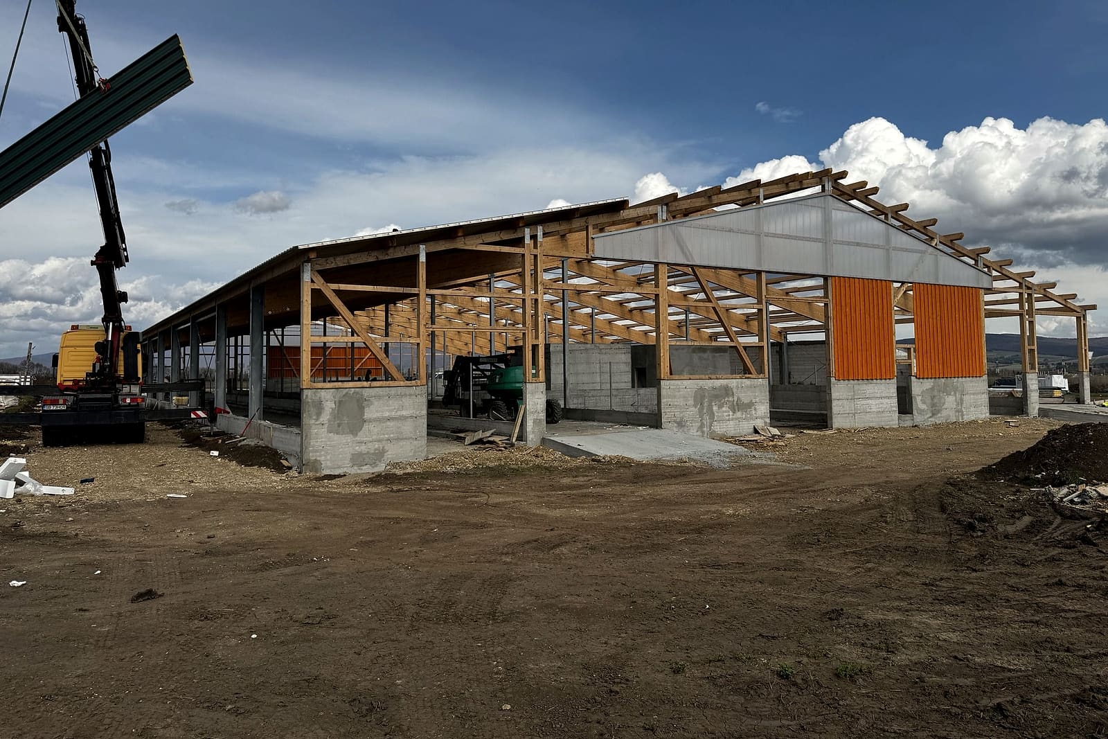 Structura de lemn a grajdului, ridicată cu macaraua