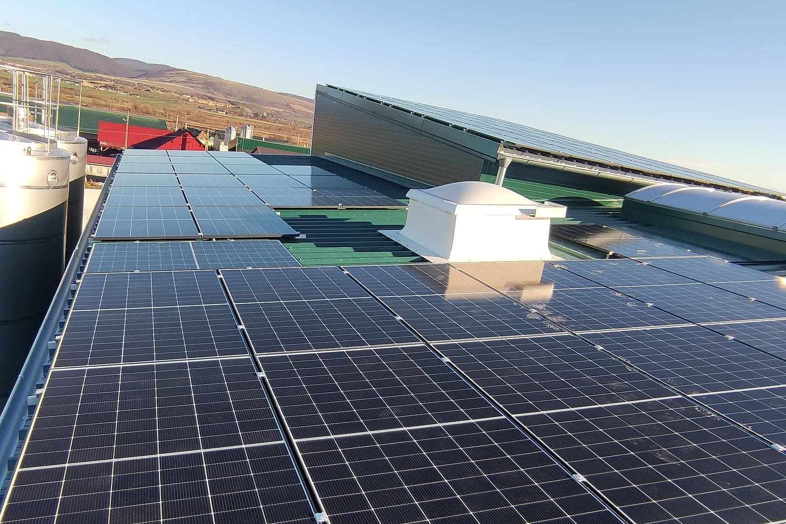 Panourile fotovoltaice de pe acoperișul unității Bio Carpathia, lângă siloz