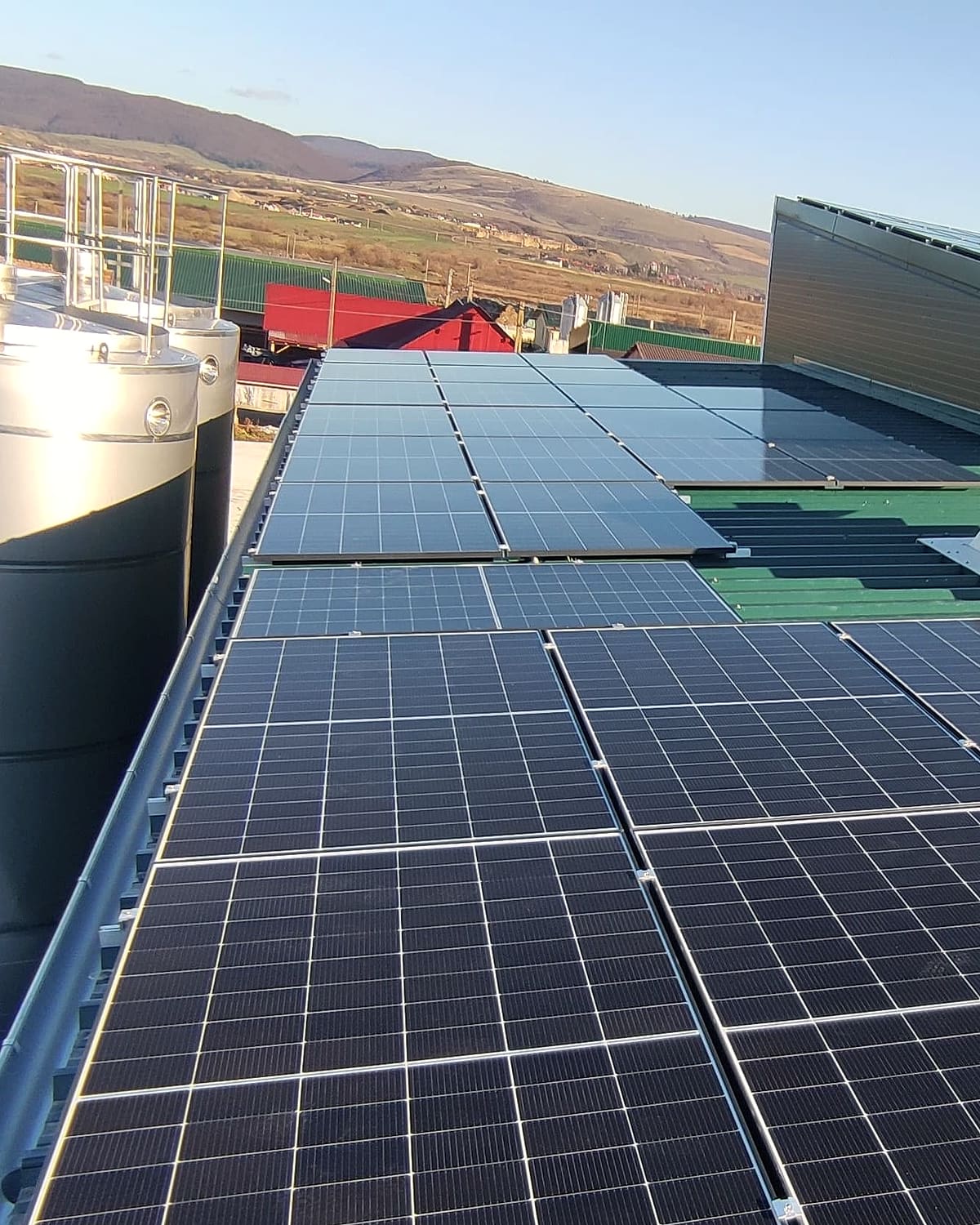 Panourile fotovoltaice de pe acoperișul unității Bio Carpathia
